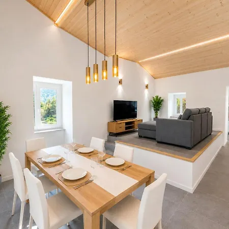 Pinehills Retreat - Ac - Near Lisbon And Santa Cruz 度假居 *